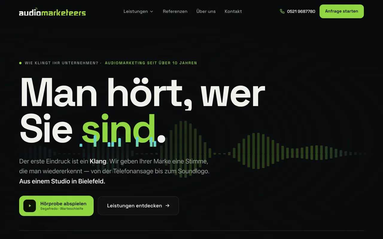 Neue Website-Manufaktur-Seite der audiomarketeers GmbH: klares Design mit dem Claim „Man hört, wer Sie sind.“.