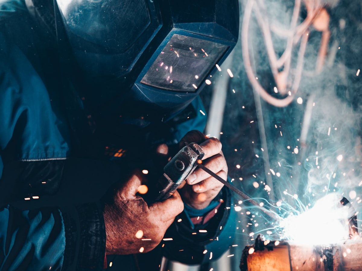 Schweißer bei der Arbeit mit sprühenden Funken — Sie bleiben bei Ihrem Handwerk, um die Website kümmern wir uns.