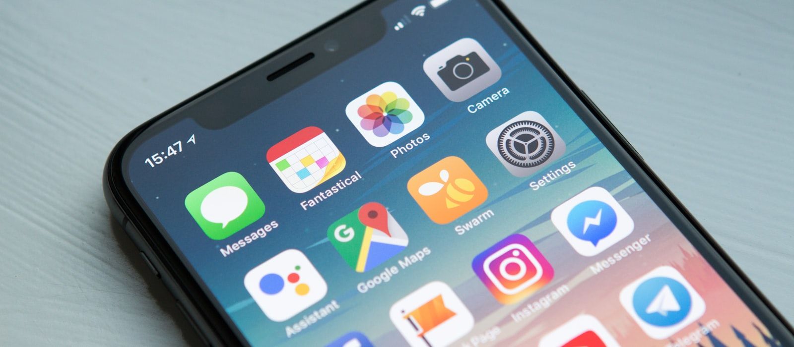 Smartphone mit Google Maps und Apps auf dem Startbildschirm — so suchen Kundinnen und Kunden heute nach einem Betrieb.